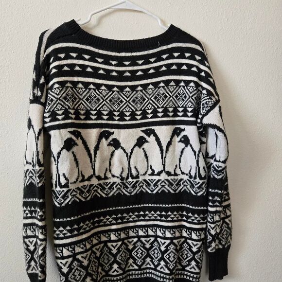 Women's Mossimo Penguin Pattern Knit Chunky Holiday Cozy Sweater Medium - Picture 5 of 7